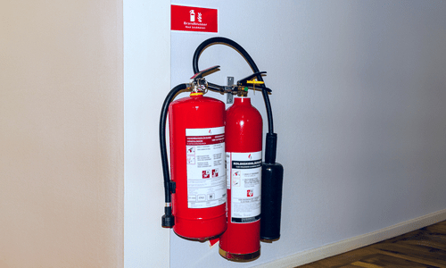 Brand waarschuwingsborden en standaard bedrukte plastic labels met vierkleurendruk. Industriële markeringen