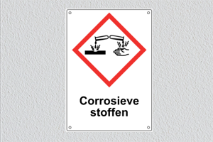 Corrosieve stoffen, bedrukt plastic vierkleurendruk. Industriële markeringen, Veiligheidshelm verplicht