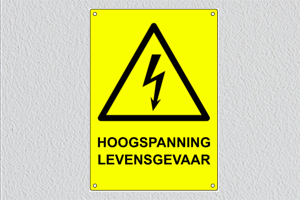 Hoogspanning levensgevaar, bedrukt plastic vierkleurendruk. Industriële markeringen, Veiligheidshelm verplicht